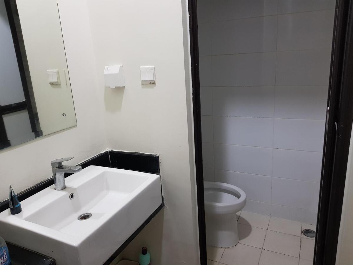 Aloha Guest House - 1 Male Only Tangerang Exterior foto